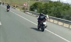 Motosiklet üzerinde tehlikeli yolculuk kamerada