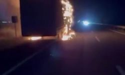 Diyarbakır’da Seyir Halindeki Tır Alevlere Teslim Oldu