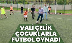 Vali Çelik, Çocuklarla Futbol Oynadı