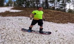 Yaz Mevsiminde Kar Üzerinde Snowboard Yaptı