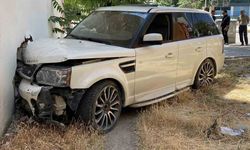 Kontrolden Çıkan Cip, Kaldırımdaki Yayalara Çarptı: 1'i Ağır, 2 Yaralı