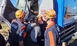 Ekipler, Araçta Sıkışan Şoförü Kurtarmak için Seferber Oldu