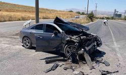 İki Araç Çarpıştı: 6 Yaralı