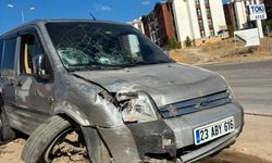Elazığ’da Hafif Ticari Araç Kaldırıma Çarptı: 1 Yaralı