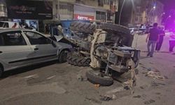 Otomobil ile Traktör Çarpıştı: 5 Yaralı