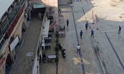 Polis Aracının Camını Kırıp Ekiplere Saldırdı: 2 Kilometrelik Kovalamacayla Yakalandı