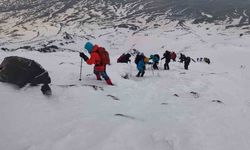 Ağrı Dağı'na Tırmandılar: Çevre Duyarlılığına Dikkat Çektiler!