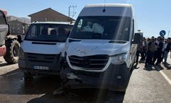 Hakkari'de Minibüs ile Kamyonet Çarpıştı: 10 Yaralı
