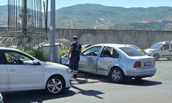 Bingöl Tugay Kavşağı'nda 2 Otomobil Çarpıştı: 1 Yaralı