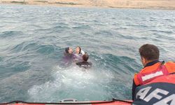 Van Gölü'nde Mahsur Kalan 3 Kişiye Ekiplerden Zamanında Müdahale!