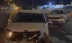 İki Otomobil Çarpıştı: 3 Yaralı