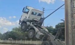 Başüstü tabelasına çarpan kamyon havaya kalktı
