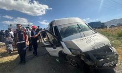 Minibüs, Kapağı Açık Bırakılan Rögar Çukuruna Düştü: 6 Yaralı