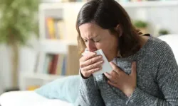 Yemek Yerken Öksürenler Dikkat! Akciğerleri Tehdit Eden Yutma Sorununun İşareti Olabilir