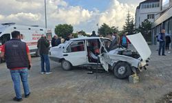 İki Otomobil Çarpıştı: 6 Kişi Yaralandı