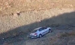Palu'da el freni çekilmeyen araç dereye yuvarlandı