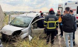Hafif Ticari Araç İstinat Duvarına Çarptı: 2 Yaralı