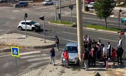 Diyarbakır'da 2 Otomobil Çarpıştı: 3 Yaralı