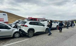 Elazığ'da Konvoydaki Zincirleme Kazaya İlk Müdahale Milletvekilinden Geldi