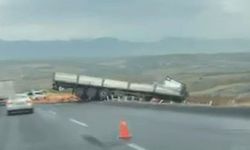 Diyarbakır Silvan Yolunda Tır Devrildi: 1 Yaralı
