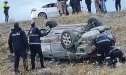 Van'da Otomobil Şarampole Yuvarlandı: 2 Yaralı