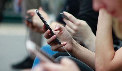 Profesörden yapay zeka uyarısı: Mesajlarınız okunuyor, analiz ediliyor