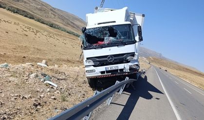 Şoför Uyukladı, Kamyon Bariyerlere Çarptı