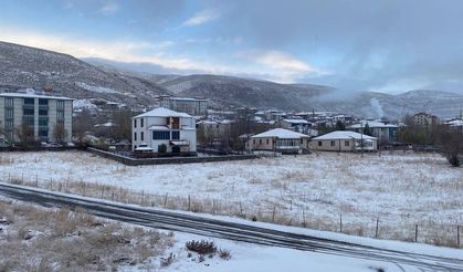 Bingöl'ün İlçesi Beyaza Büründü