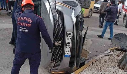 Cip Refüje Çarpıp Devrildi: 2 Yaralı