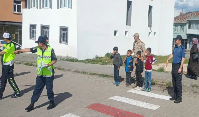 Karlıova'da Öğrencilere Trafik Eğitimi Verildi