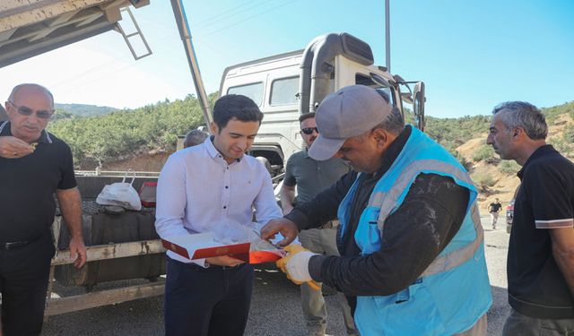 Kaymakam, İşçilere Tatlı İkram Etti