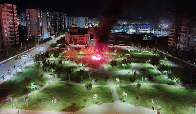 Diyarbakır'da Çocuk Oyun Parkı Alevler İçinde Kaldı.