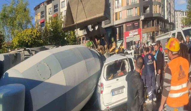 Beton Mikseri, Hafif Ticari Aracın Üzerine Devrildi: 1 Yaralı