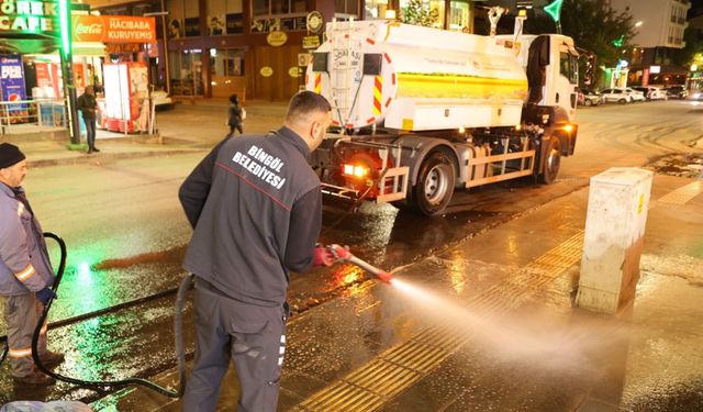 Bingöl'de Cadde ve Kaldırımlar Tazyikli Suyla Yıkandı