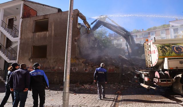 Bingöl Belediyesi, Metruk Yapıları Bir Bir Yıkıyor