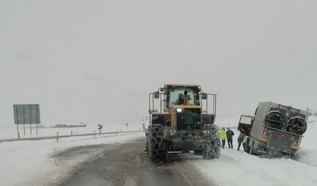 Bingöl Erzurum Karayolunda Kamyon Yoldan Çıktı