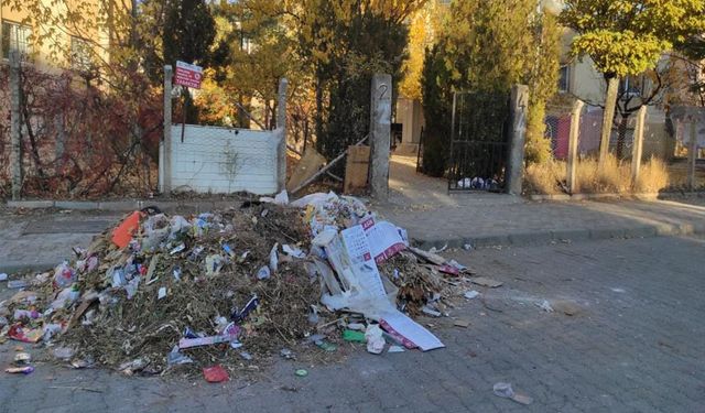 Engelli Rampasına Dökülen Moloz 2 Haftadır Kaldırılmadı