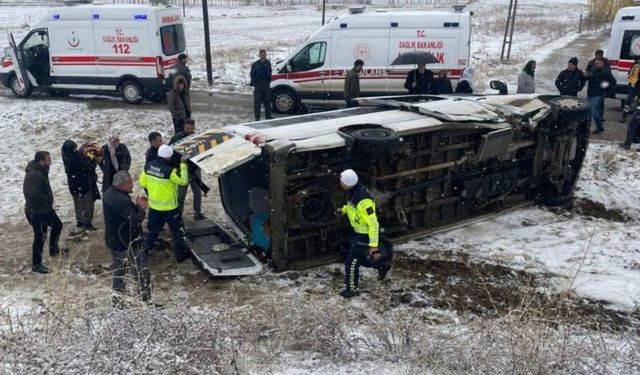 Muş'ta Servis Minibüsü Devrildi: 15 Öğretmen ve Sürücü Yaralandı