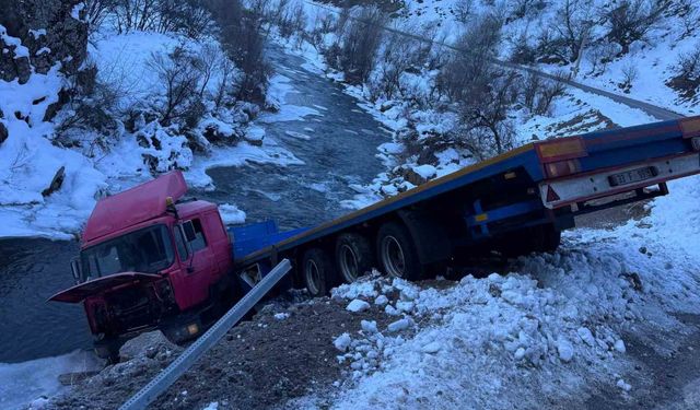 Tunceli’de Tır, Virajı Alamayıp Dereye Düştü