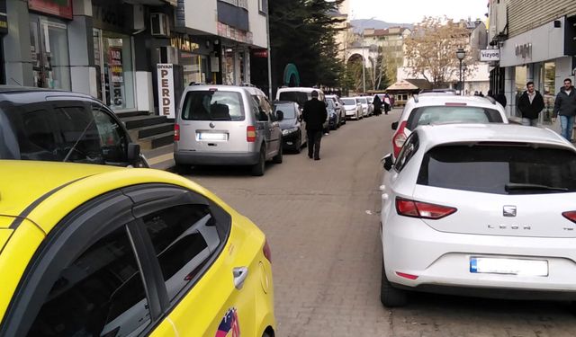 Çift Yönlü Trafiğe Açılan Sokakta Trafik Akışına 'Araç Parkı' Engeli