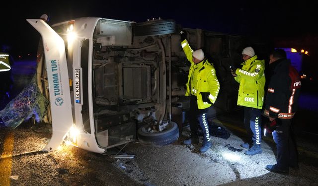 Cenaze Yolunda Feci Kaza: 1 Ölü, 23 Yaralı