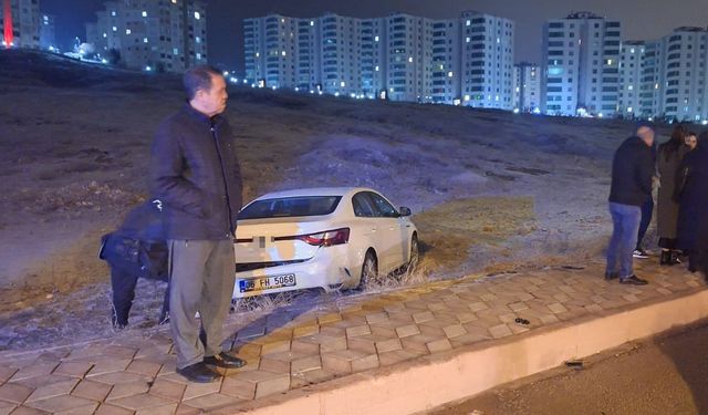 Elazığ’da Trafik Magandası Çarptığı Otomobili Araziye Savurup Kaçtı