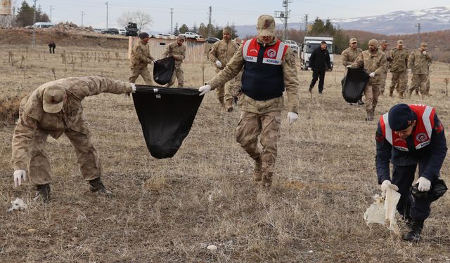 Bingöl'de Mehmetçikten Çevre Temizliği Seferberliği