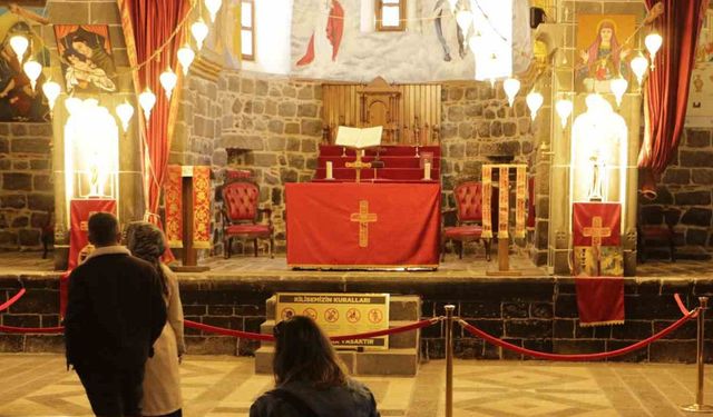 Diyarbakır'daki Tarihi Kiliselere Turist Akını!