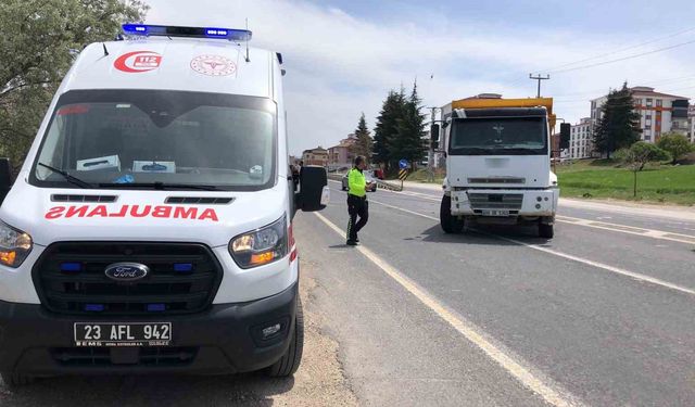 Elazığ’da Kamyon-Otomobil Çarpıştı: 1 Kişi Yaralandı