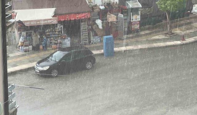 Elazığ’da Aniden Bastıran Dolu ve Sağanak, Sokakları Sular Altında Bıraktı