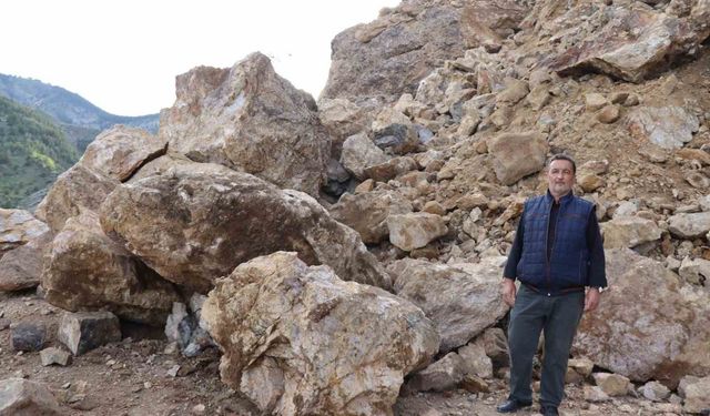Yağış Sonrası Dev Kayalar Yolu Kapattı
