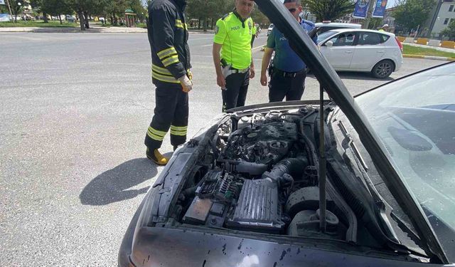 Erzincan’da Seyir Halindeki Araçta Yangın Çıktı