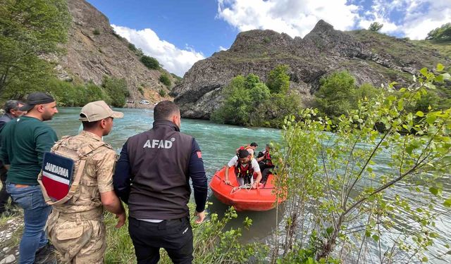 Yüzmek İçin Munzur Nehrine Giren Vatandaş Suda Mahsur Kaldı