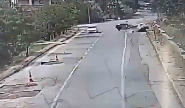 İki Aracın Çarpıştığı An Kameraya Yansıdı: 2 Ölü